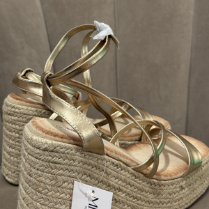 Sandalia cuña dorada